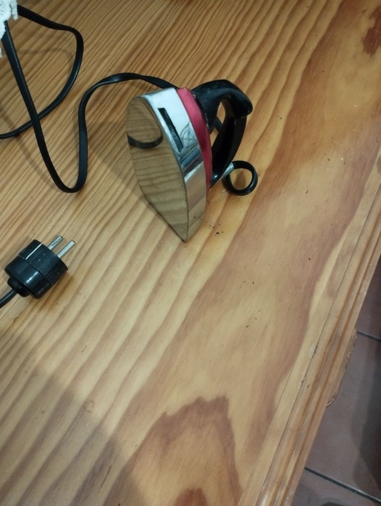 Mini ferro de engomar de viagem