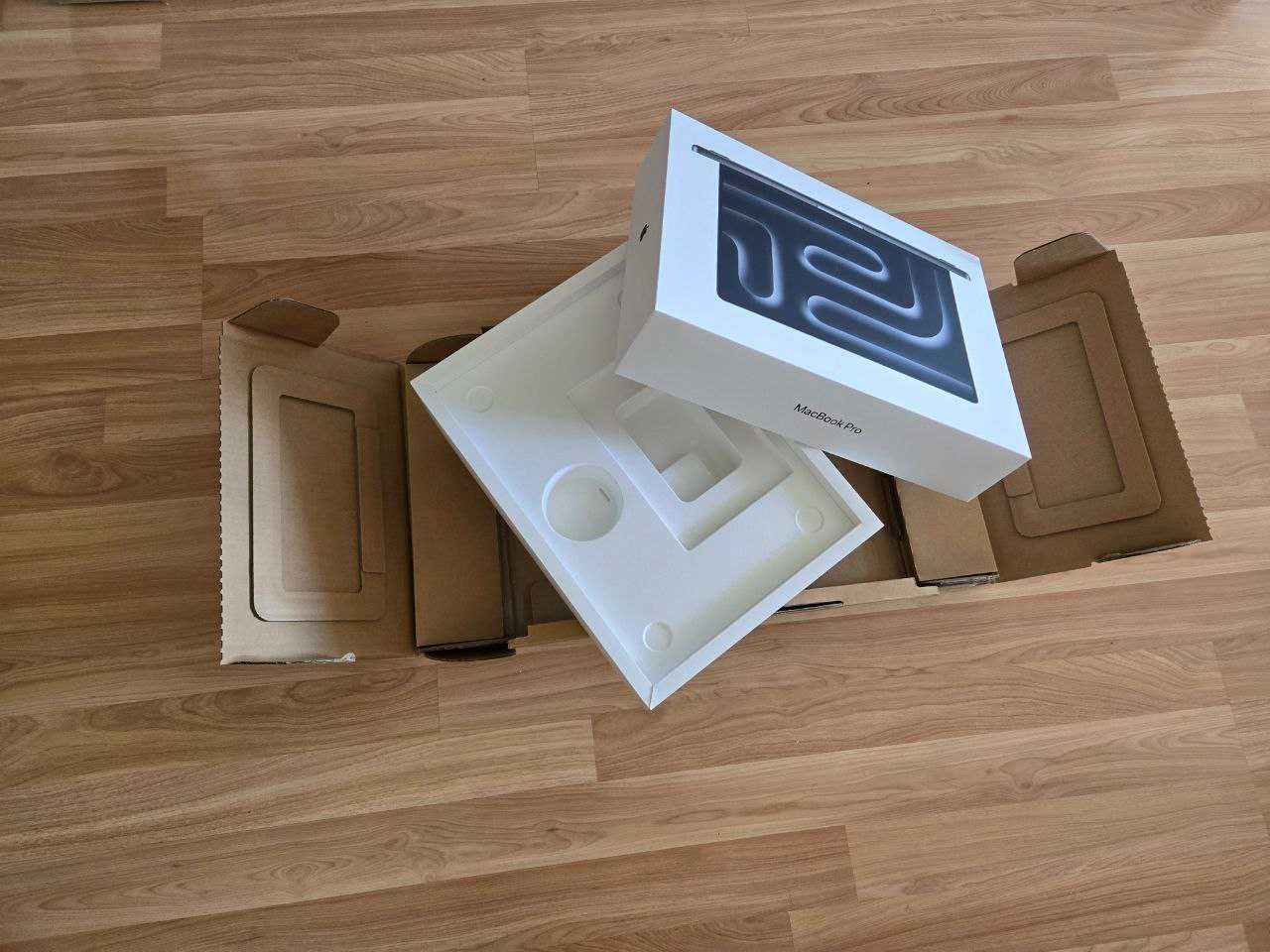 Продам нову коробку від Apple MacBook Pro.