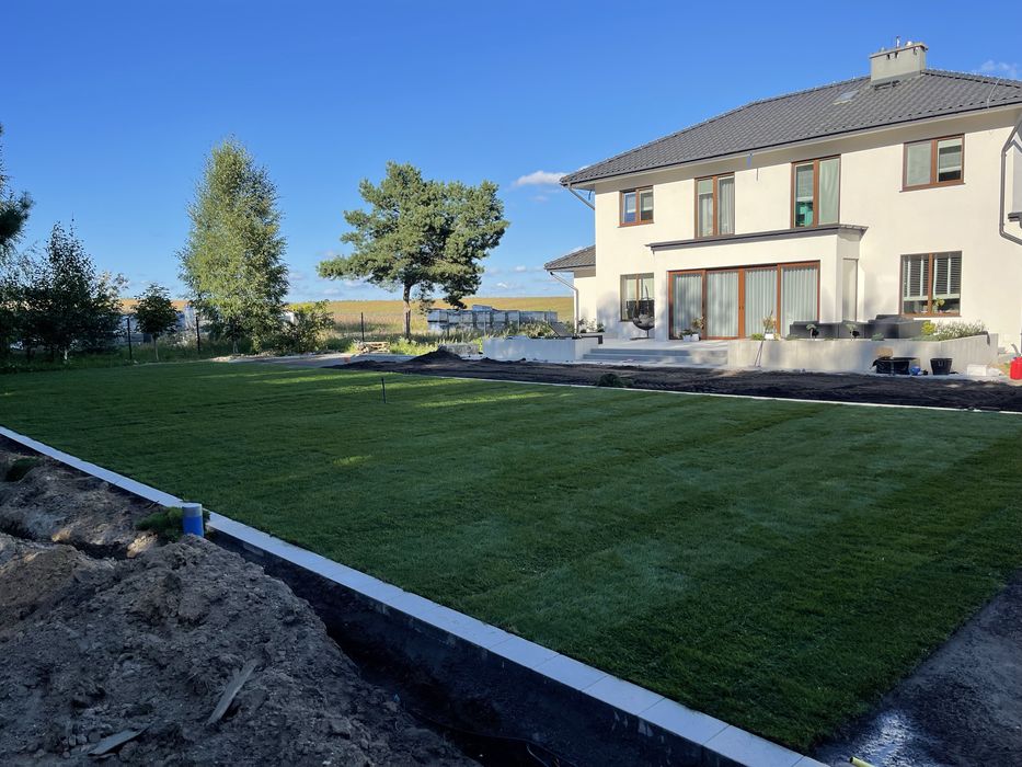 Trawnik z rolki równanie terenu niwelacja ziemia