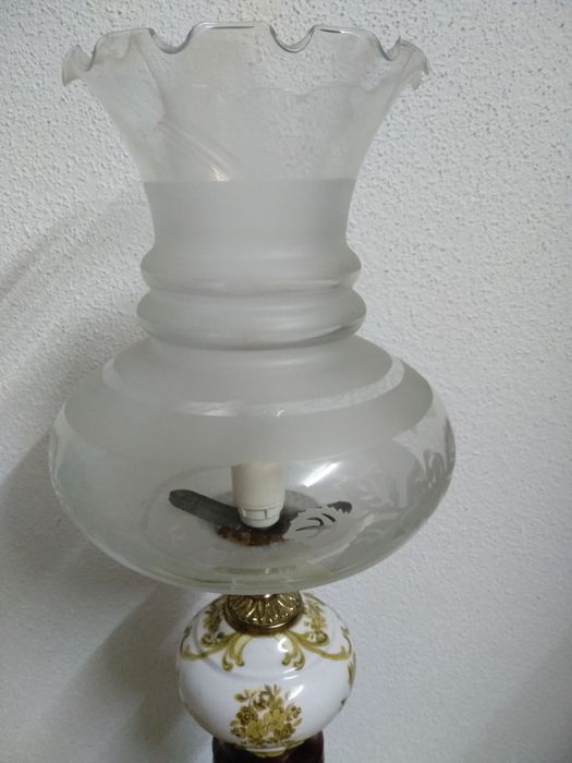 Candeeiros em loiça com campânula de vidro