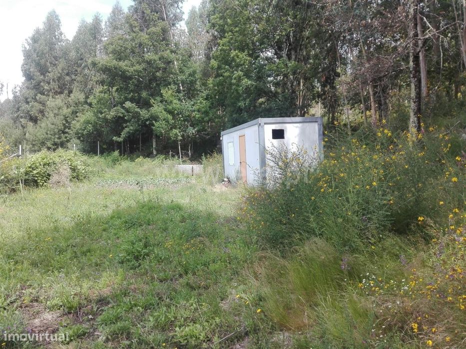 Terreno com ruína e área de 3.700 m2 em Estorãos