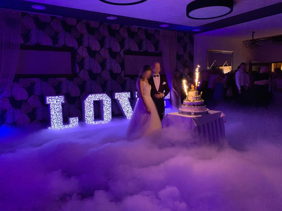 Fotolustro, Ciężki dym, Napis LOVE, Fontanny Iskier1