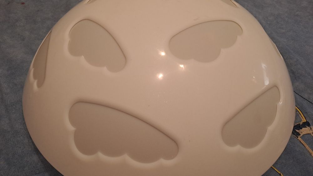 Candeeiro com desenhos de nuvens