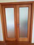 Conjunto de 2 portas de madeira e vidro