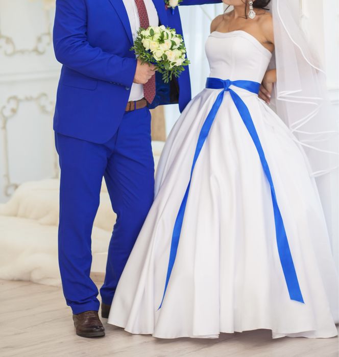 Весільна сукня свадебное атласное платье. Синяя лента снимается.