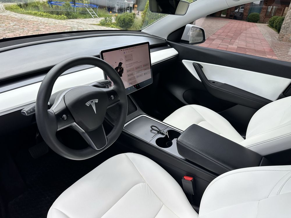 Tesla Model Y Повний прівід батарея 82кіл вожливо обмін!