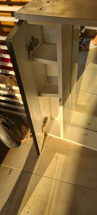 Wiszaca szafka z lustrem