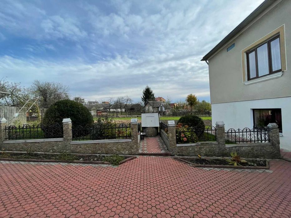 Продається двоповерховий будинок у селі Мостиська Другі