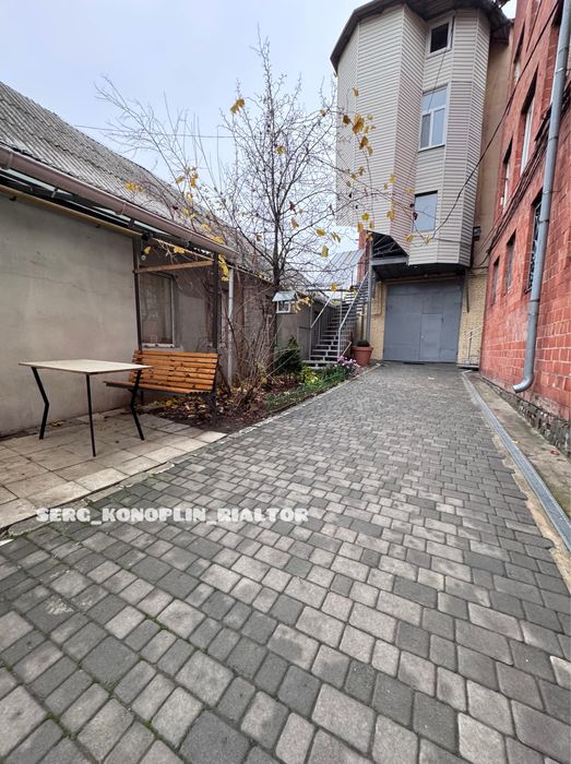 Продам просторную 2к квартиру с частичным ремонтом в таунхаусе в Центр