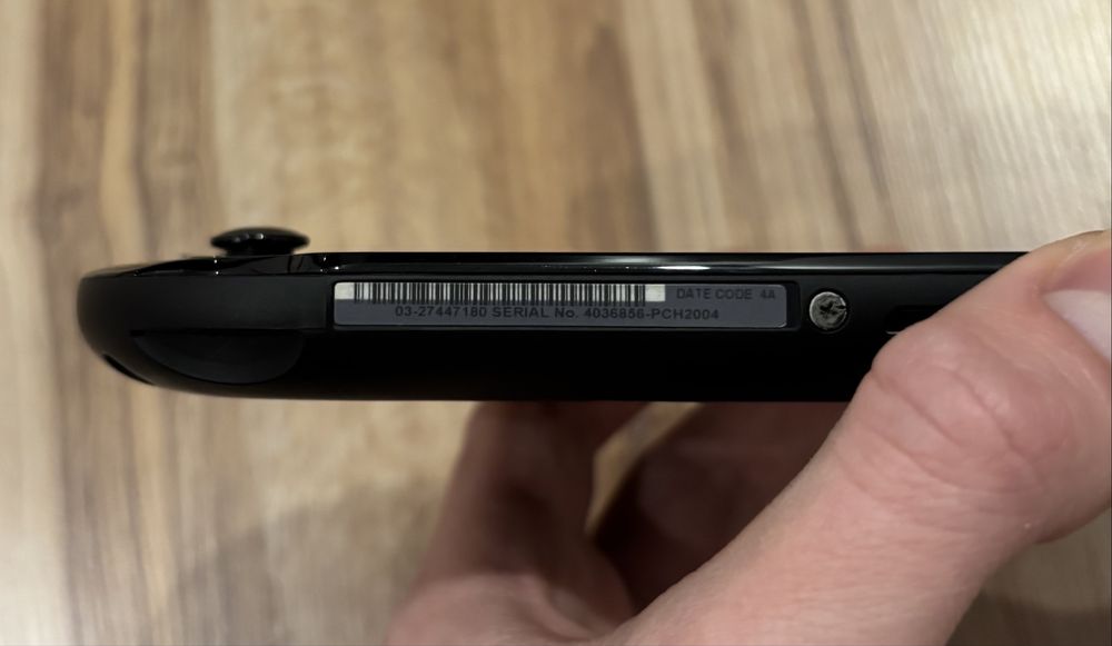 PS Vita Slim PCH2004 orginalny zestaw, 5 gier, etui, 2 karty pamieci