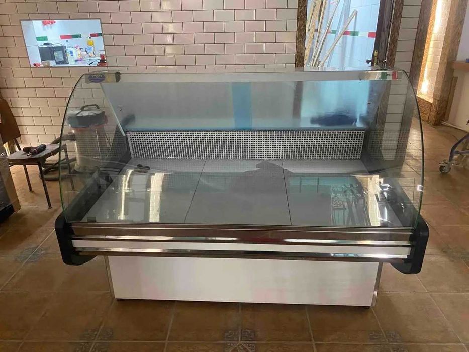 Холодильна вітрина під м'ясо,ковбаси,рибу,сир,кулінарію.Гнуте скло/КУБ