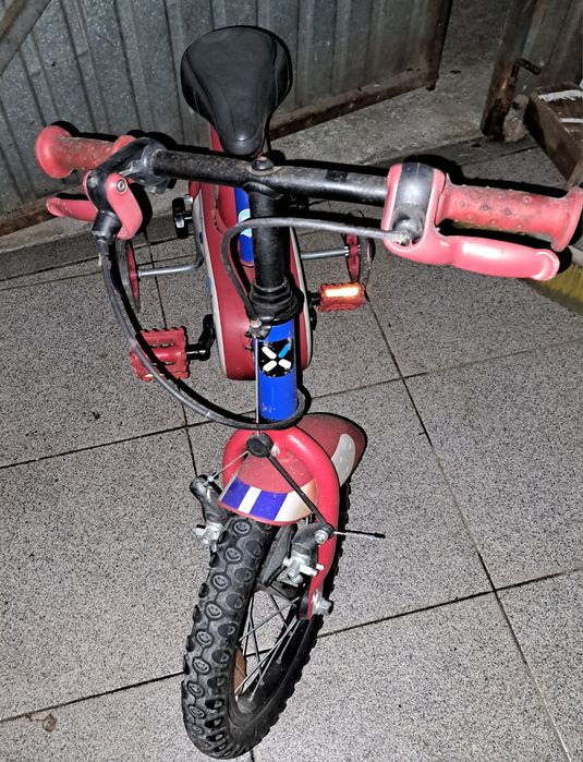 Carrinhos e bicicleta criança