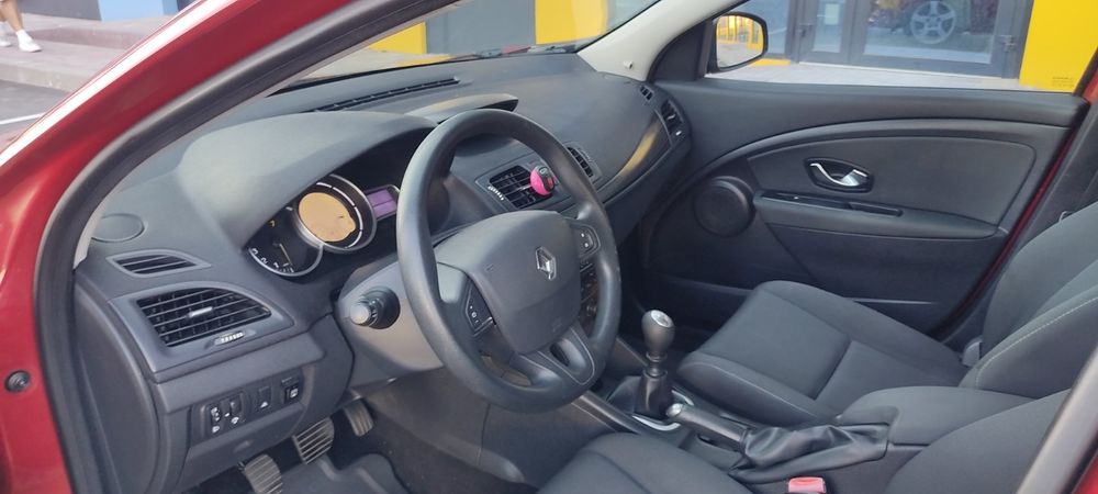 Продам автомобіль Renault Megan 3 червоного кольору