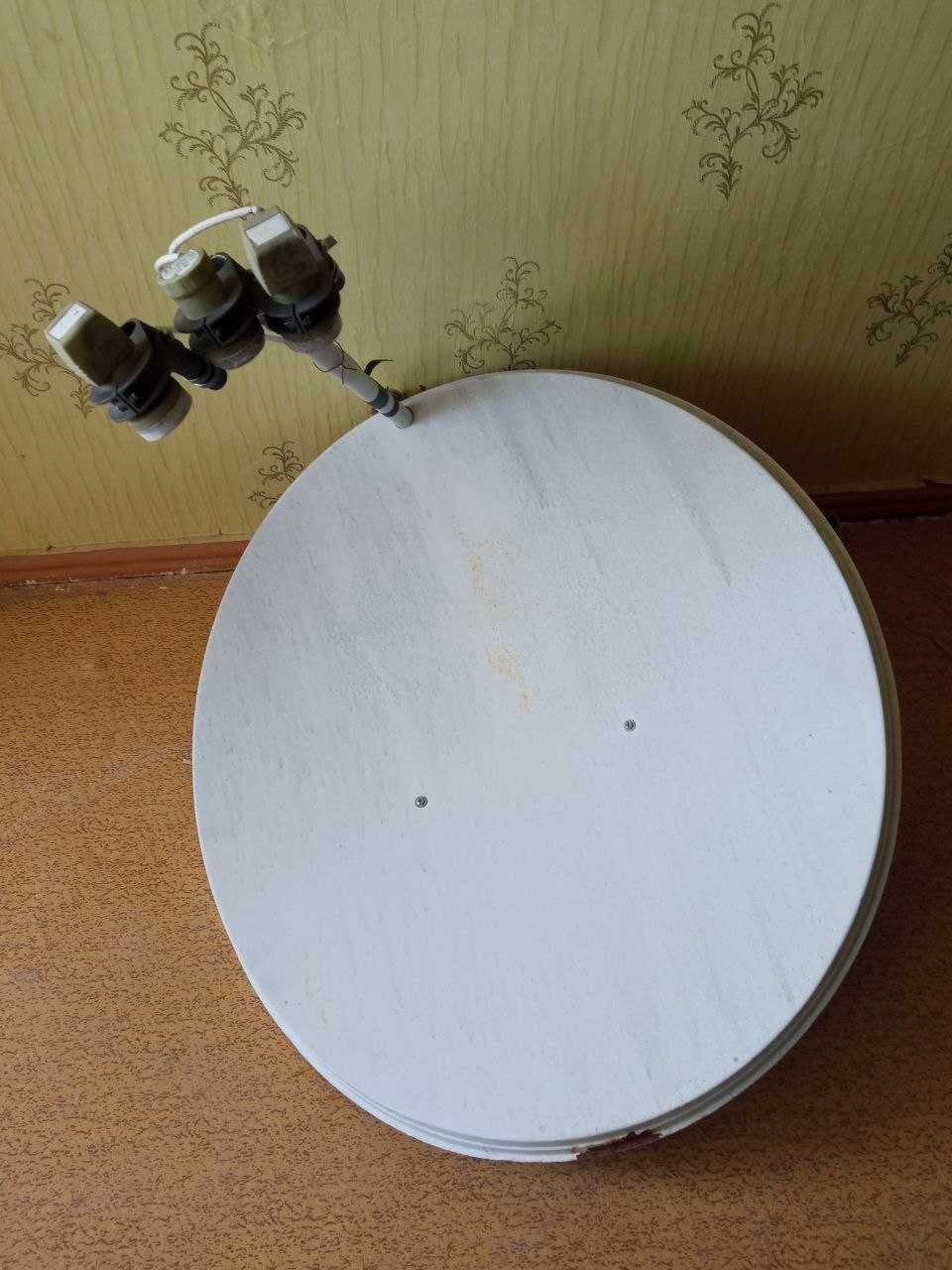 Робоча спутникова антена на 3  головки з тюнером, кабелем  і кронштейн