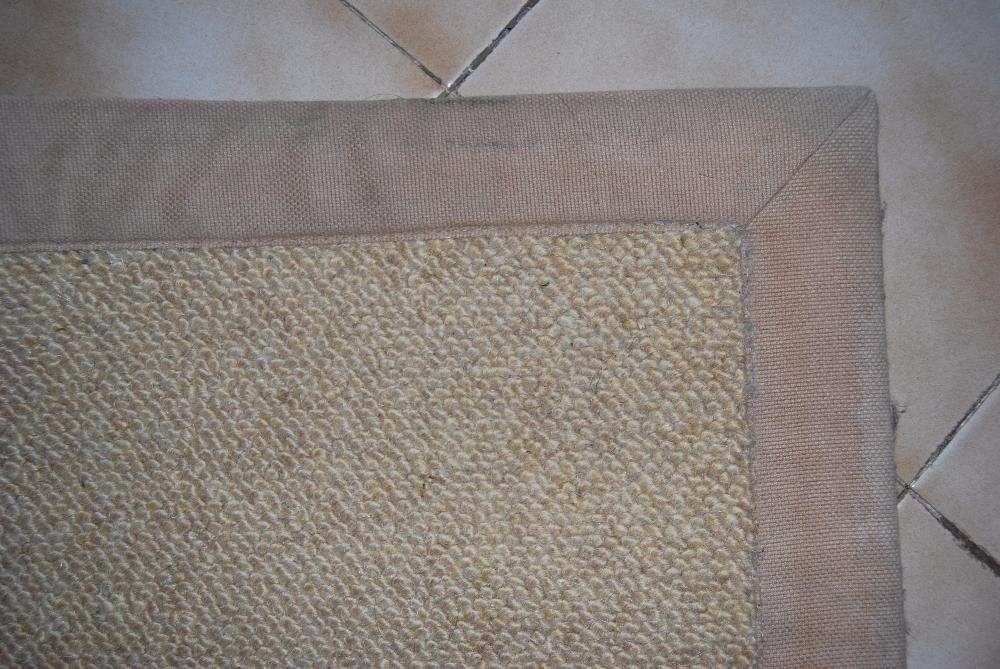 Tapete beje com rebordo em tecido - 196 X 100 cm