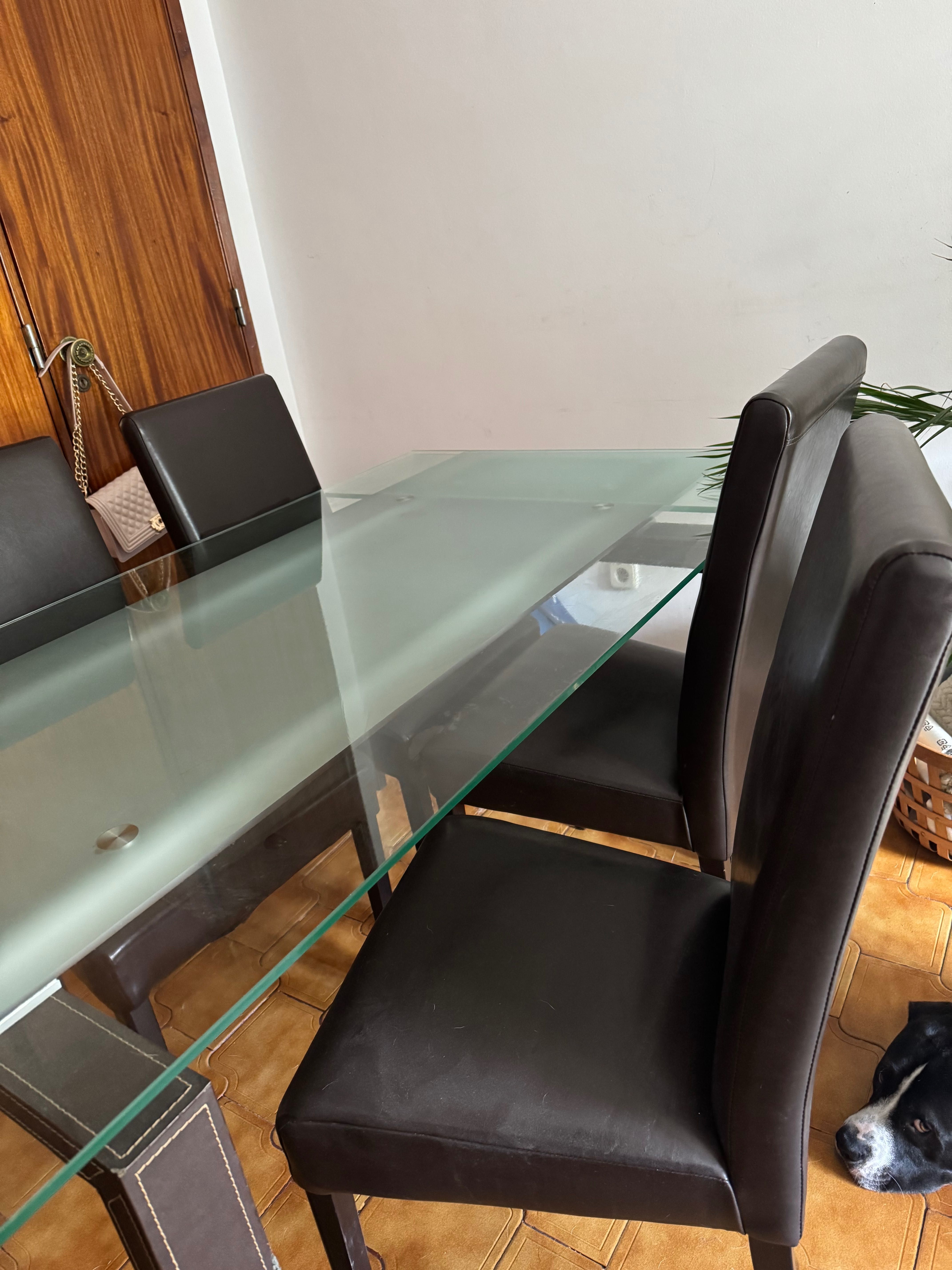 Mesa de vidro com 4 cadeiras