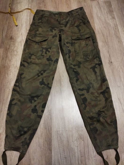 Spodnie wojskowe na wysockiego mężczyznę zimowe.