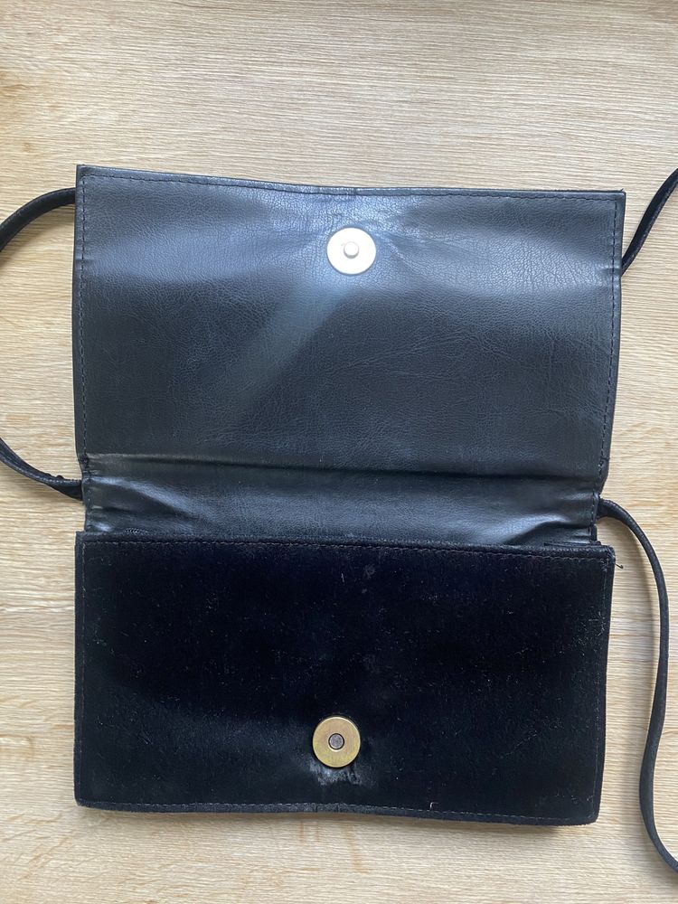 Czarna welurowa kopertówka zakładana przez ramię z długim paskiem