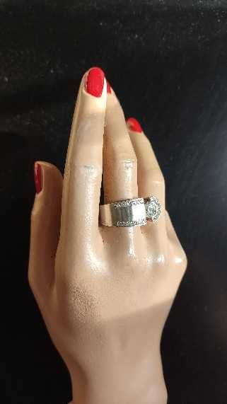 Серебряный гарнитур: перстень и серьги.