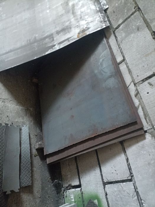 Blacha kawalkowa 4 , 5 , 6 , 8 mm 2.2zl/kg przy calosci okolo 2 ton