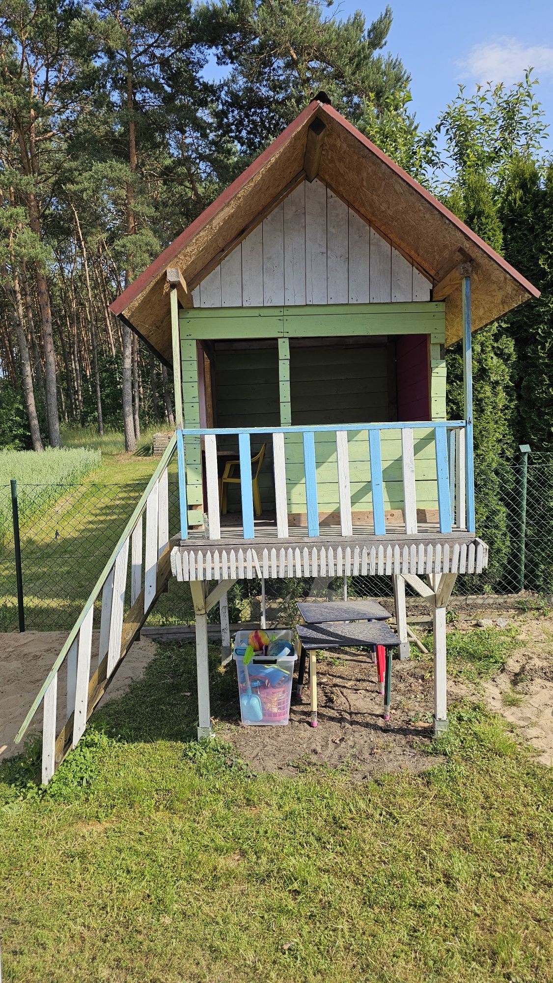 Drewniany domek dla dzieci do ogrodu