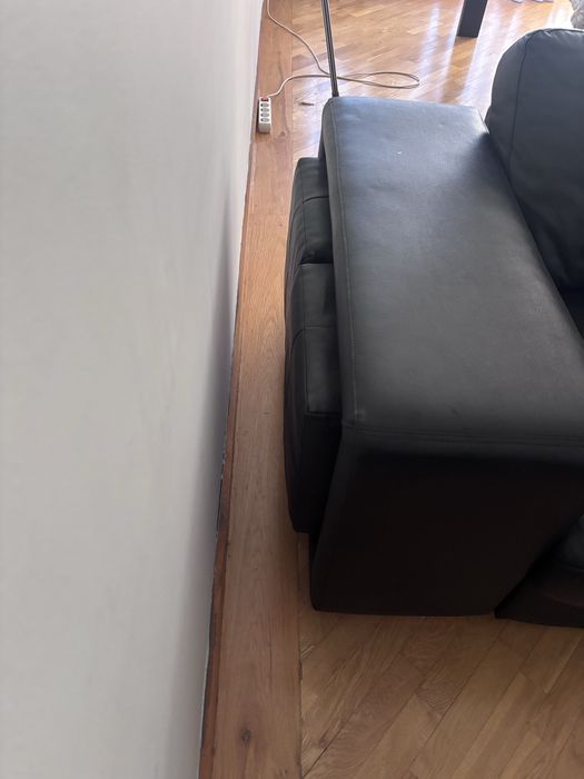 Sofá em pele. Com chaise e puffs