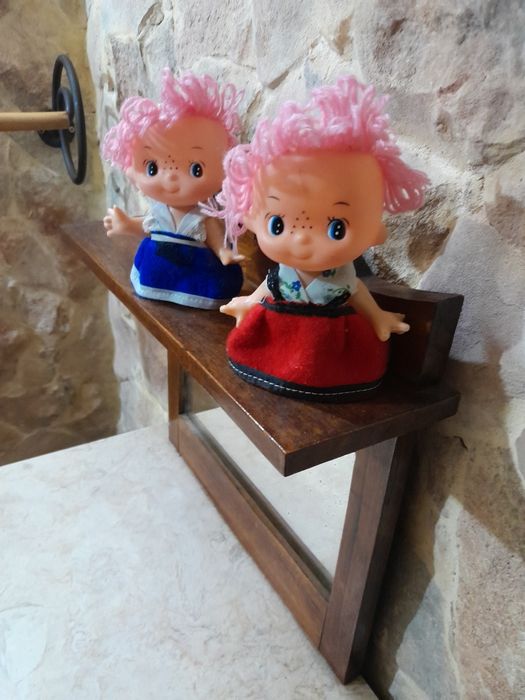 Duas bonecas antigas  de coleccao.