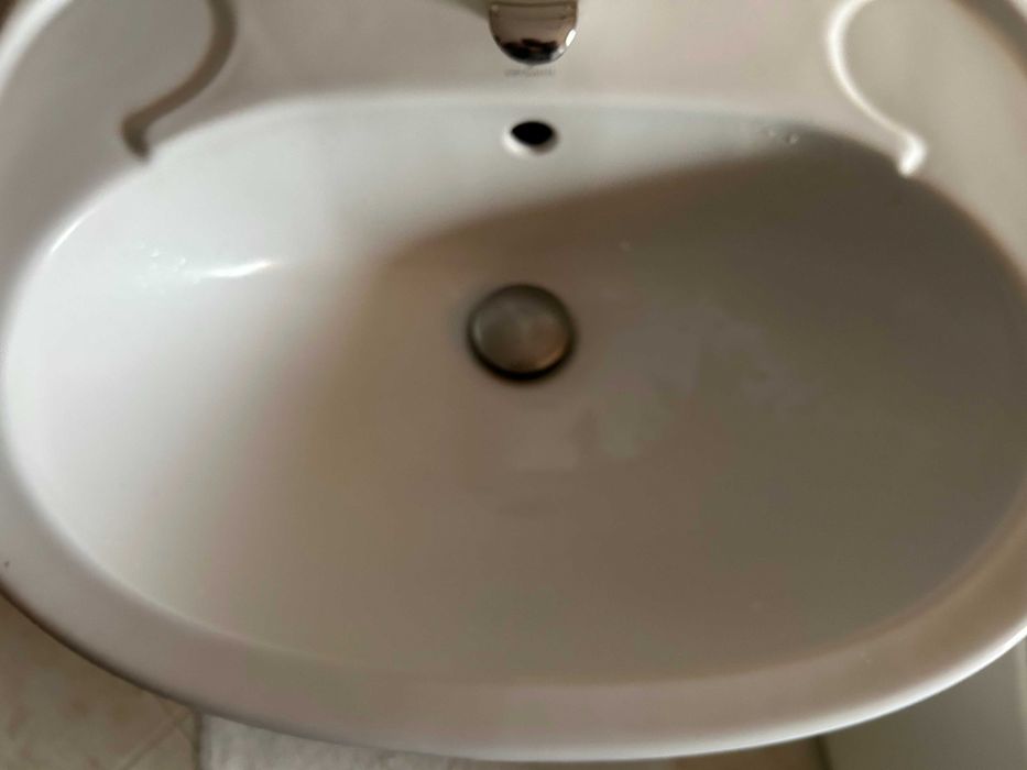 Umywalka wisząca ceramiczna