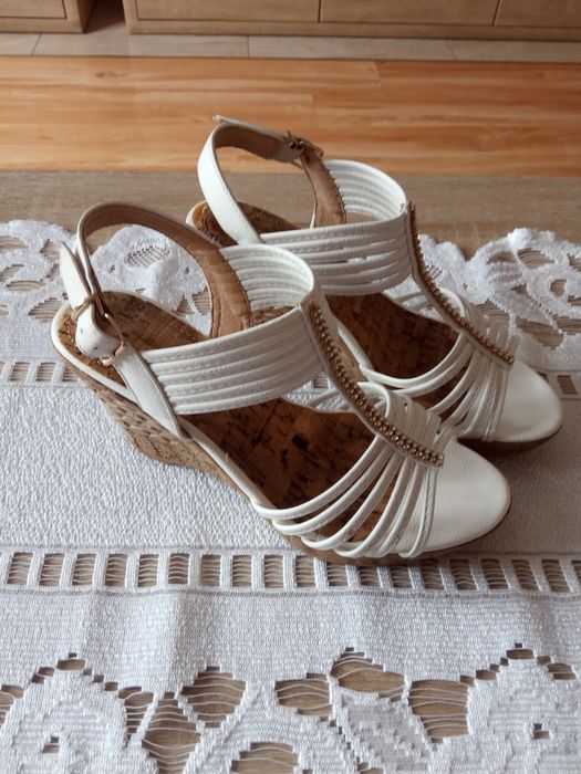 Sandały na koturnie