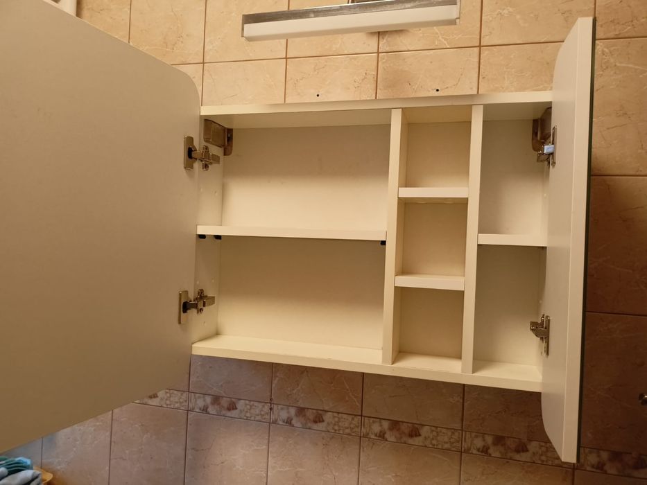 Sprzedam szafkę łazienkowa wisząca z lustrem