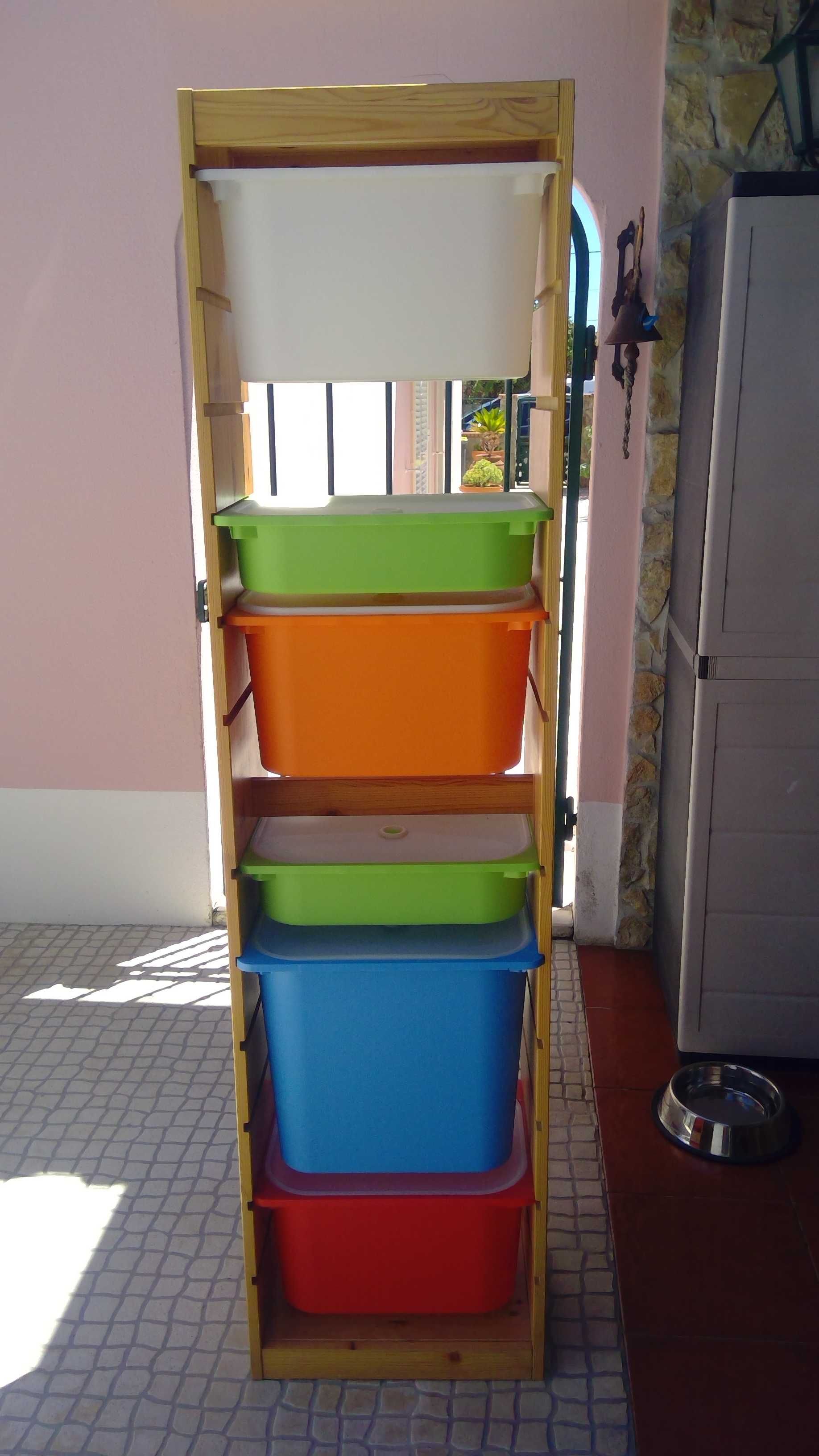 Estante de arrumação IKEA com caixas e tampas