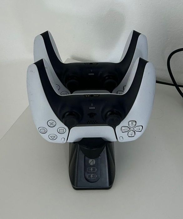 PS5 + 2 comandos + 2 jogos + Volante e Pedal Ferrari