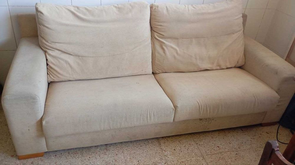 Sofa' 4 lugares, muito comfortavel, em boas condiçoes.