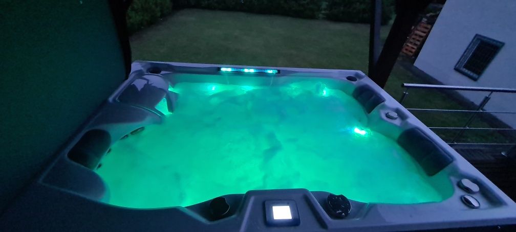 Jacuzzi ogrodowe infinitas  16000€ MB300 na zewnątrz
