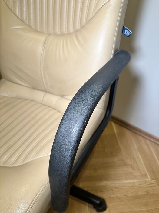 Крісло для офісу. Крісло з натуральної шкіри Nowy Styl Germes.