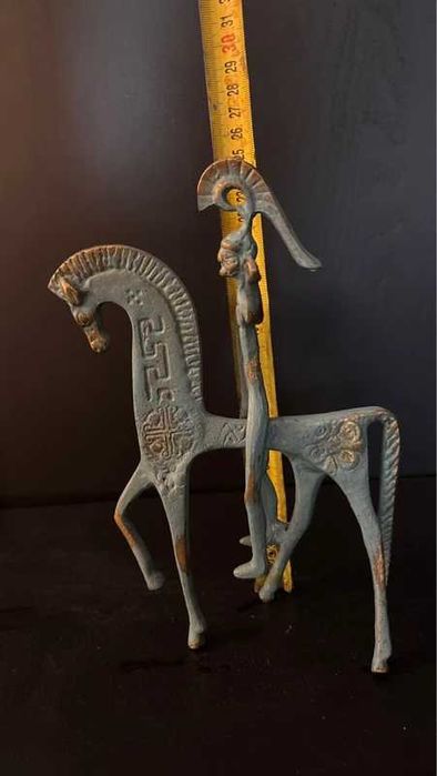 Figurka jeźdźca na koniu – odlew z brązu, styl grecki, patyna, 30 cm