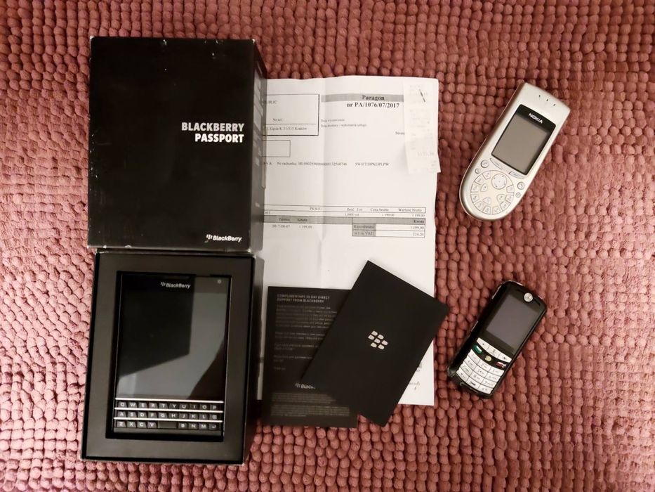 Kolekcja rzadkich telefonów BlackBerry Pasport i Nokia 3650