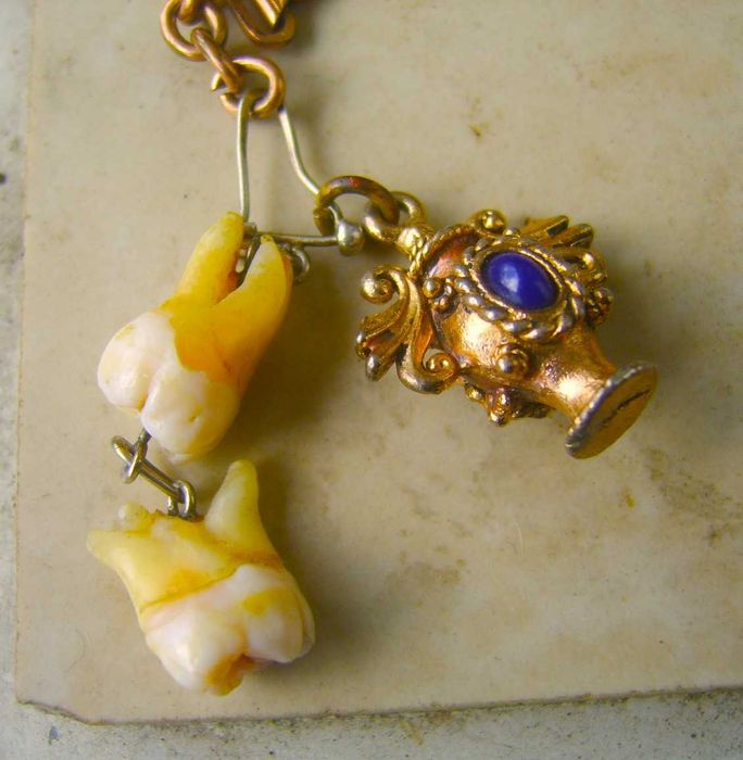 Przeklęty Srebrny Zegarek Ludzkie Zęby z Opuszczonego Szpitala Psych.