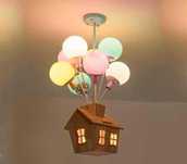 Żyrandol drewniany, domek z balonami (led)