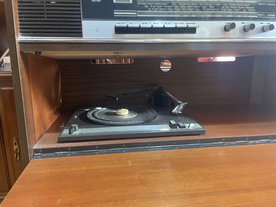Móvel rádio e gira disco Grundig