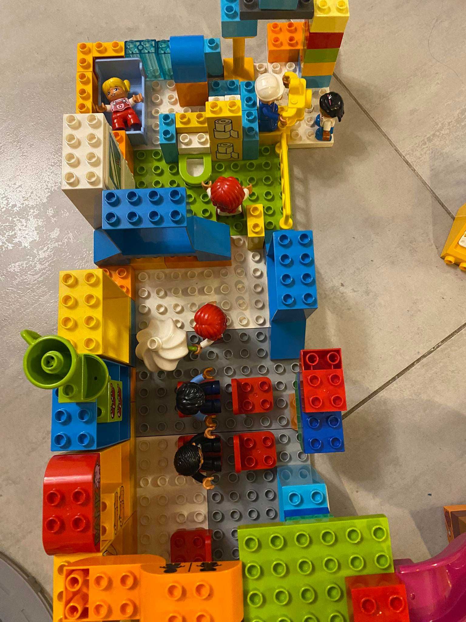 Zestaw Lego Duplo, mieszkanie, tory i  wesołe miasteczko 10840