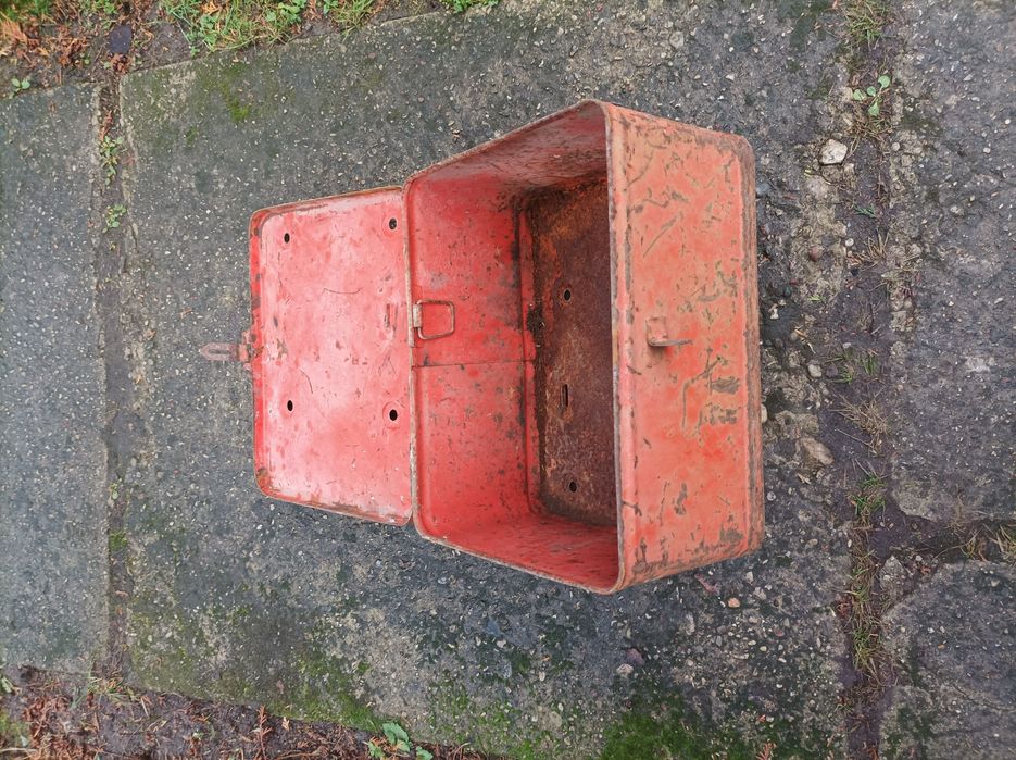 Skrzynia skrzynka metalowa antyk.