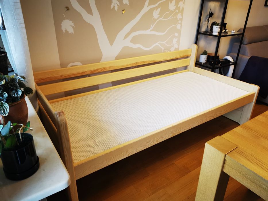 Łóżko drewniane jednoosobowe