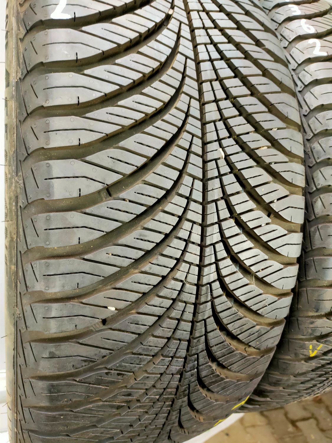 Opony 235/45R19 całoroczne 235/45/19 GOODYEAR (4x4/SUV) OO14362