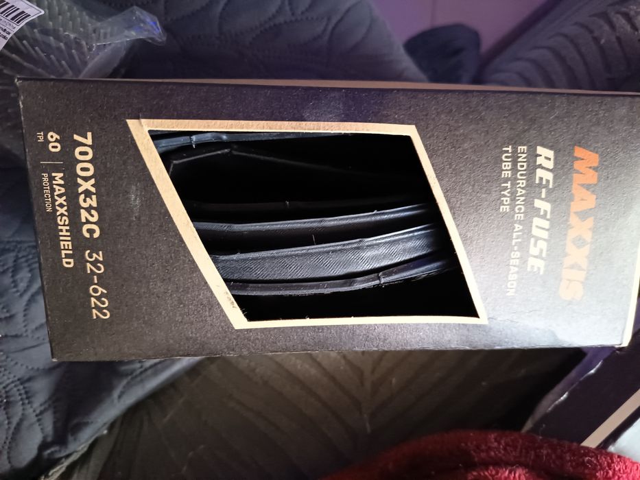 Pneu de estrada  anti punção . Alta resistência ao desgaste