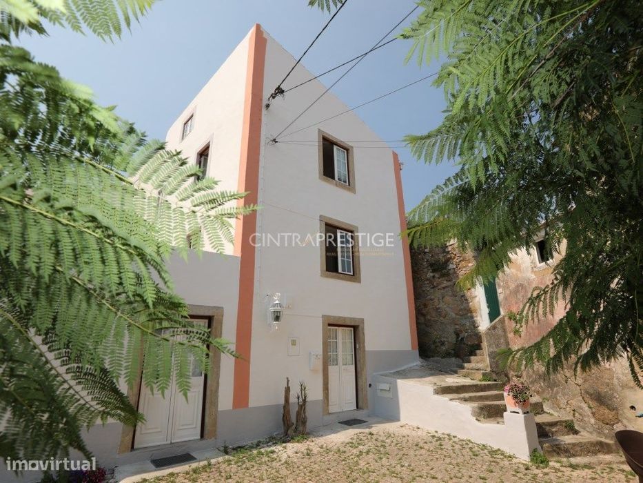 Casa de charme com 4 quartos, localizada no centro de Colares .