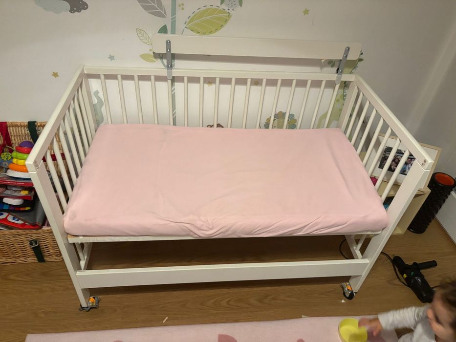 Berço de Ikea com colchão e lençóis