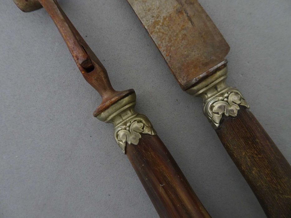 Antigos talheres com incrustações em prata e osso