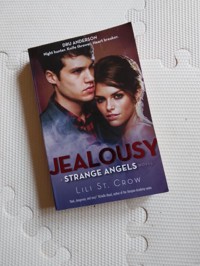 Strange Angels i Jealousy Lili St. Crow's Fantasy po angielsku