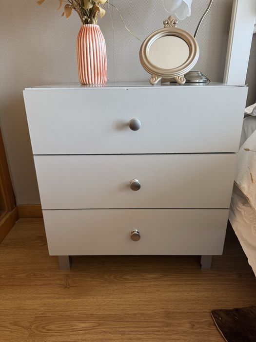 Móvel branco acinzentado